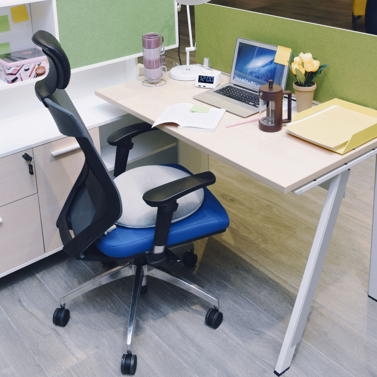 Dukung Produktivitas Anda di Kantor dengan 5 Produk Meja Kerja Berfaedah Berikut Ini